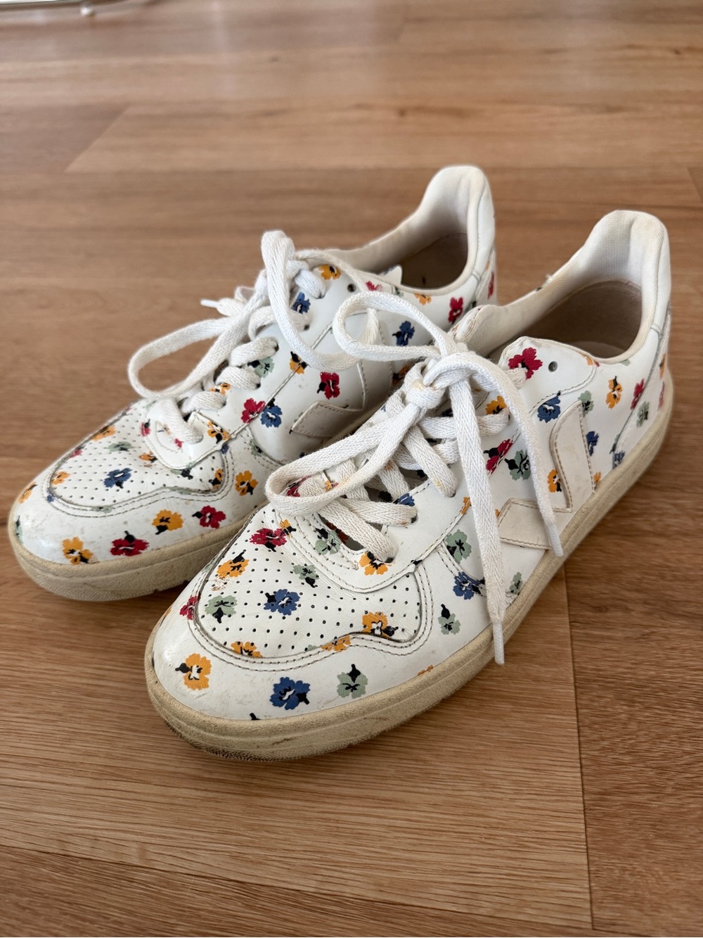 Veja White Floral Low-Top Sneakers with Multicolor Flowers